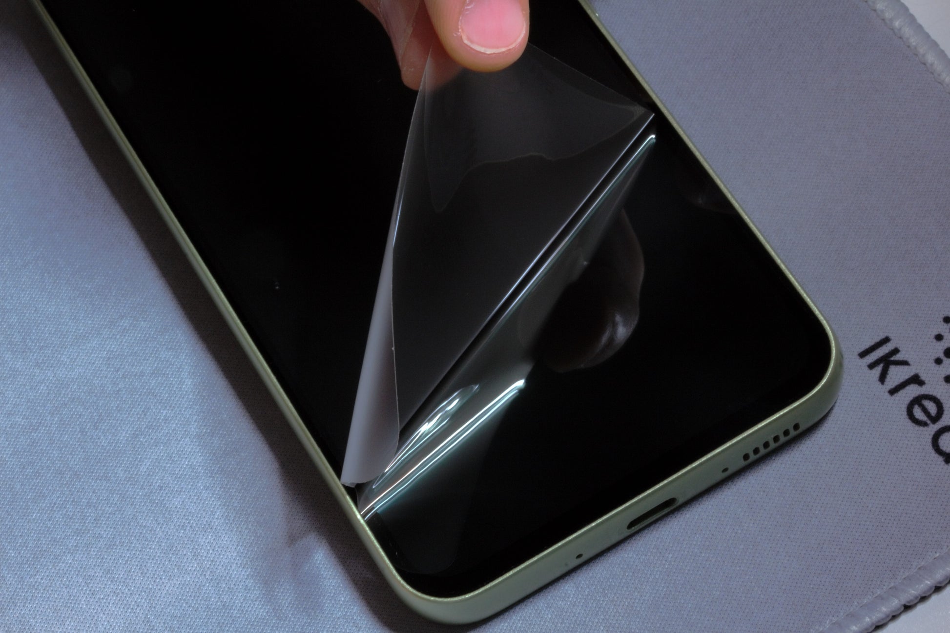 Instalación de protector de hidrogel flexible T-Rex Glass en smartphone
