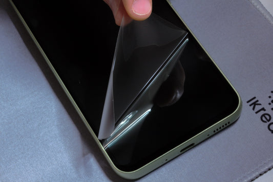 Instalación de protector de hidrogel flexible T-Rex Glass en smartphone